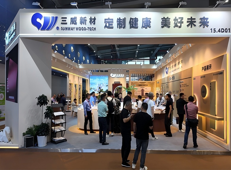 2026年3月三威新材参展第57届中国家博会期间的展台人流涌动的情形